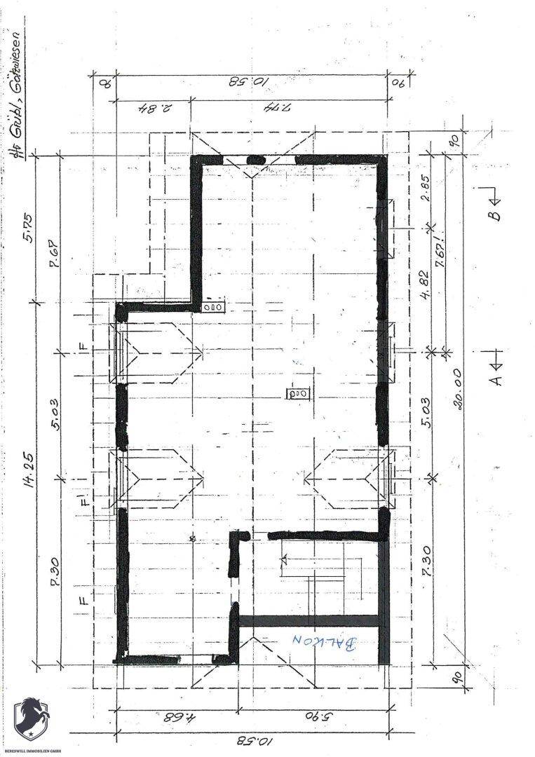 Grundriss des Obergeschosses mit Balkon und mehreren Zimmern, ideal für Schlafzimmer.