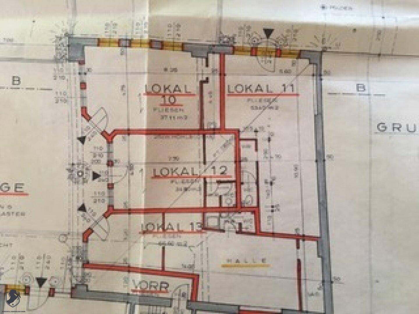 Detaillierter Grundrissplan eines Gebäudes mit mehreren Gewerbeeinheiten und einer zentralen Halle.