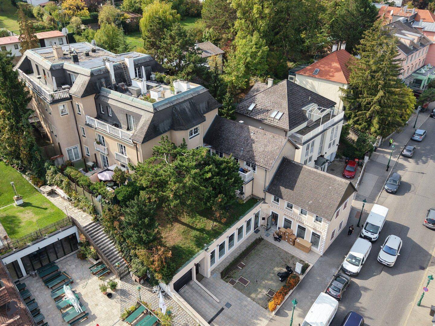 Weitläufige Luftaufnahme des Anwesens mit Blick auf die umliegende grüne Landschaft und Hügel.
