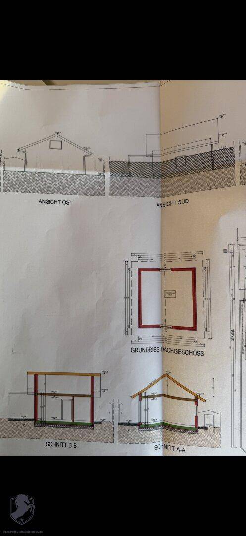 Architektonische Ansichten und Schnitte des Gebäudes sowie Grundriss des Dachgeschosses für die Einreichung.