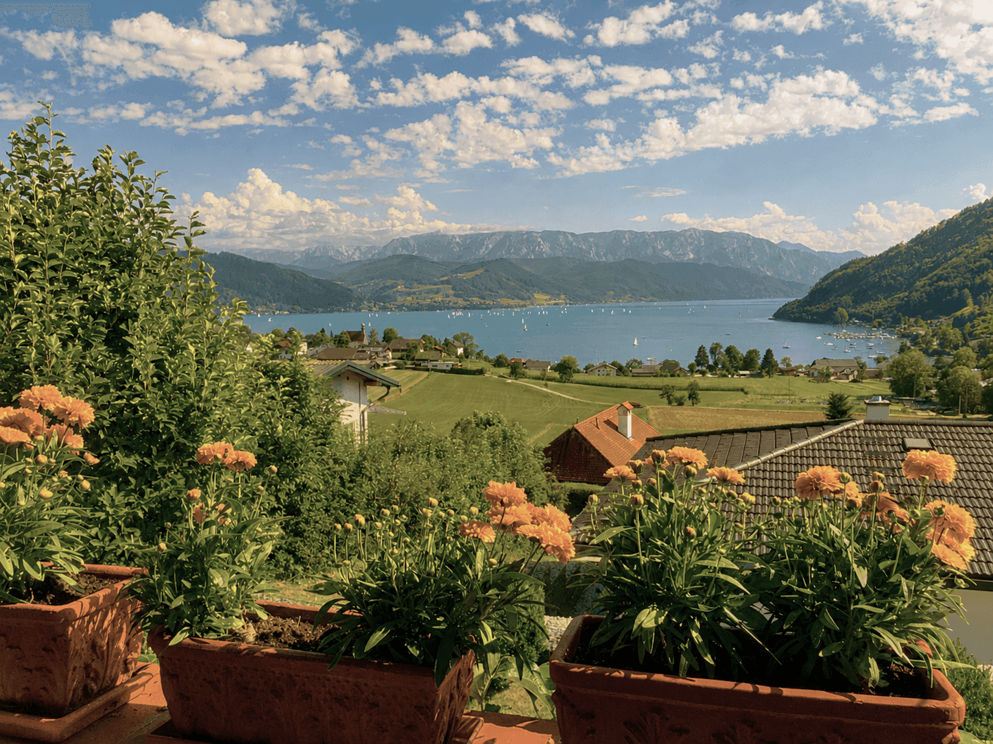 Malerischer Panoramablick auf den See, die Berge und die umliegende Landschaft mit blühenden Blumen.