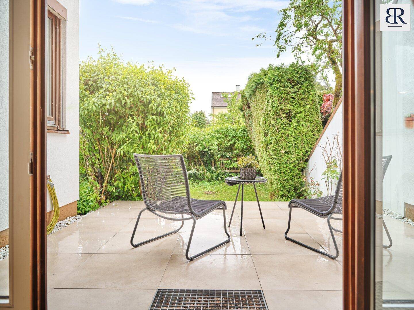 Ein kurzer Blick in den Garten mit Terrasse und vielleicht ein Glas Wein?