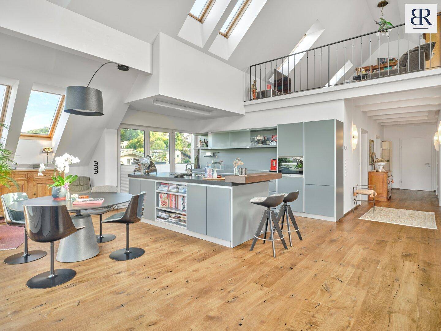 Wohnbereich mit Blick in die Küche