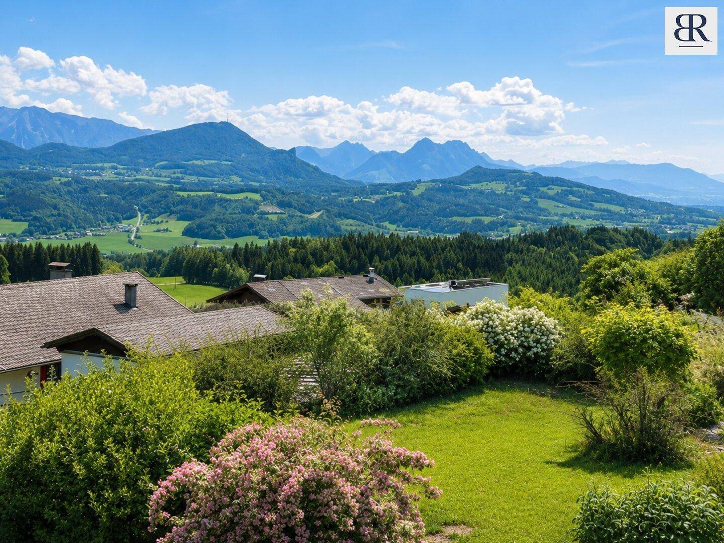 Malerischer Ausblick auf eine grüne Landschaft mit Häusern und majestätischen Bergen unter blauem Himmel.