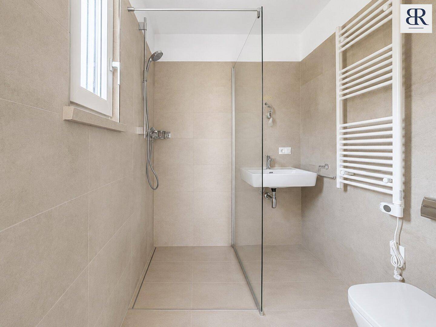 Badezimmer mit Fenster