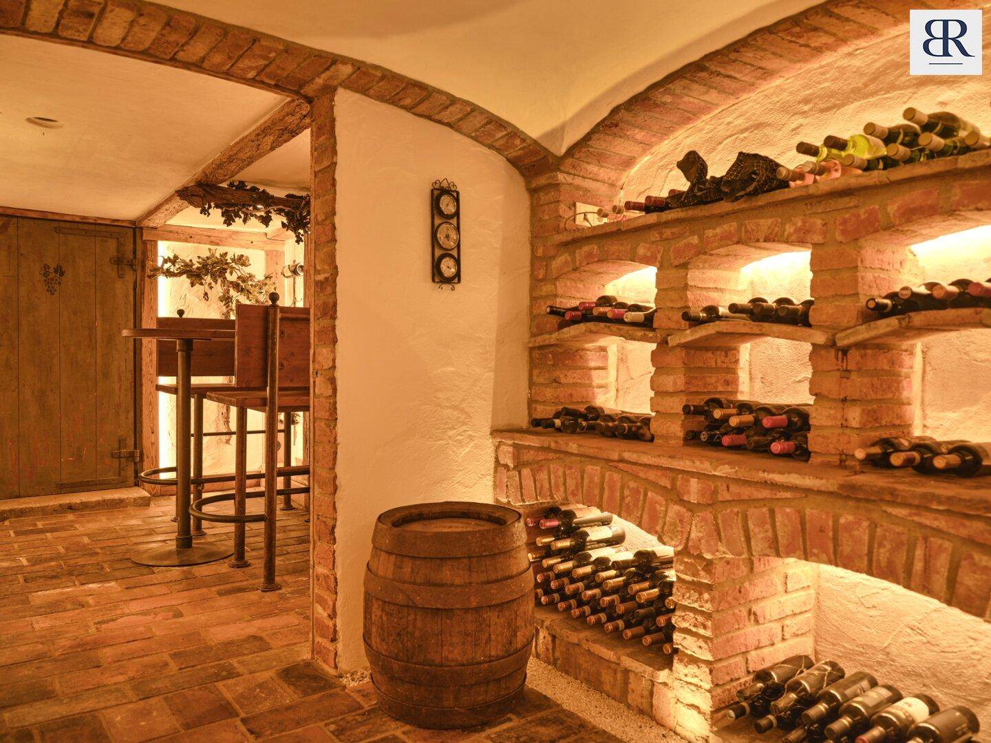 Historischer Weinkeller mit Ziegelgewölben, Weinregalen und traditionellem Ziegelboden.