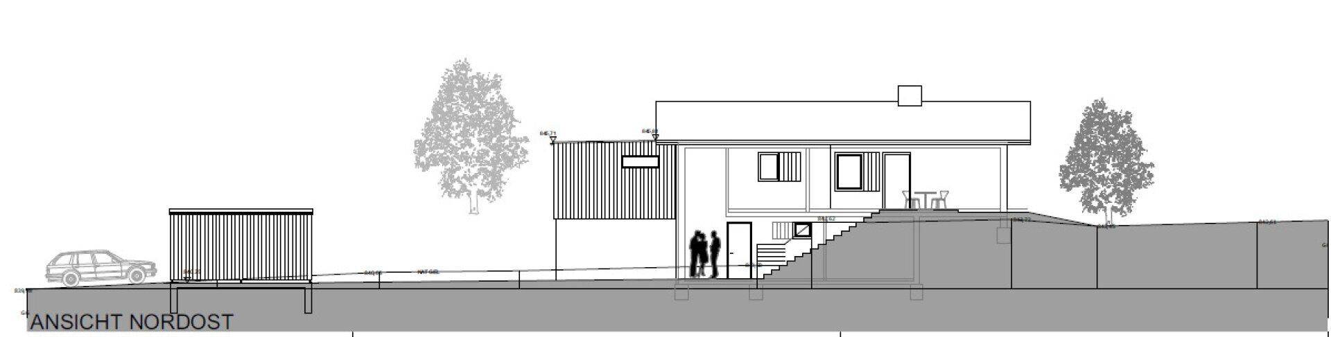Nordostansicht des Hauses mit Treppenaufgang und angrenzendem Carportbereich auf Hanggrundstück.