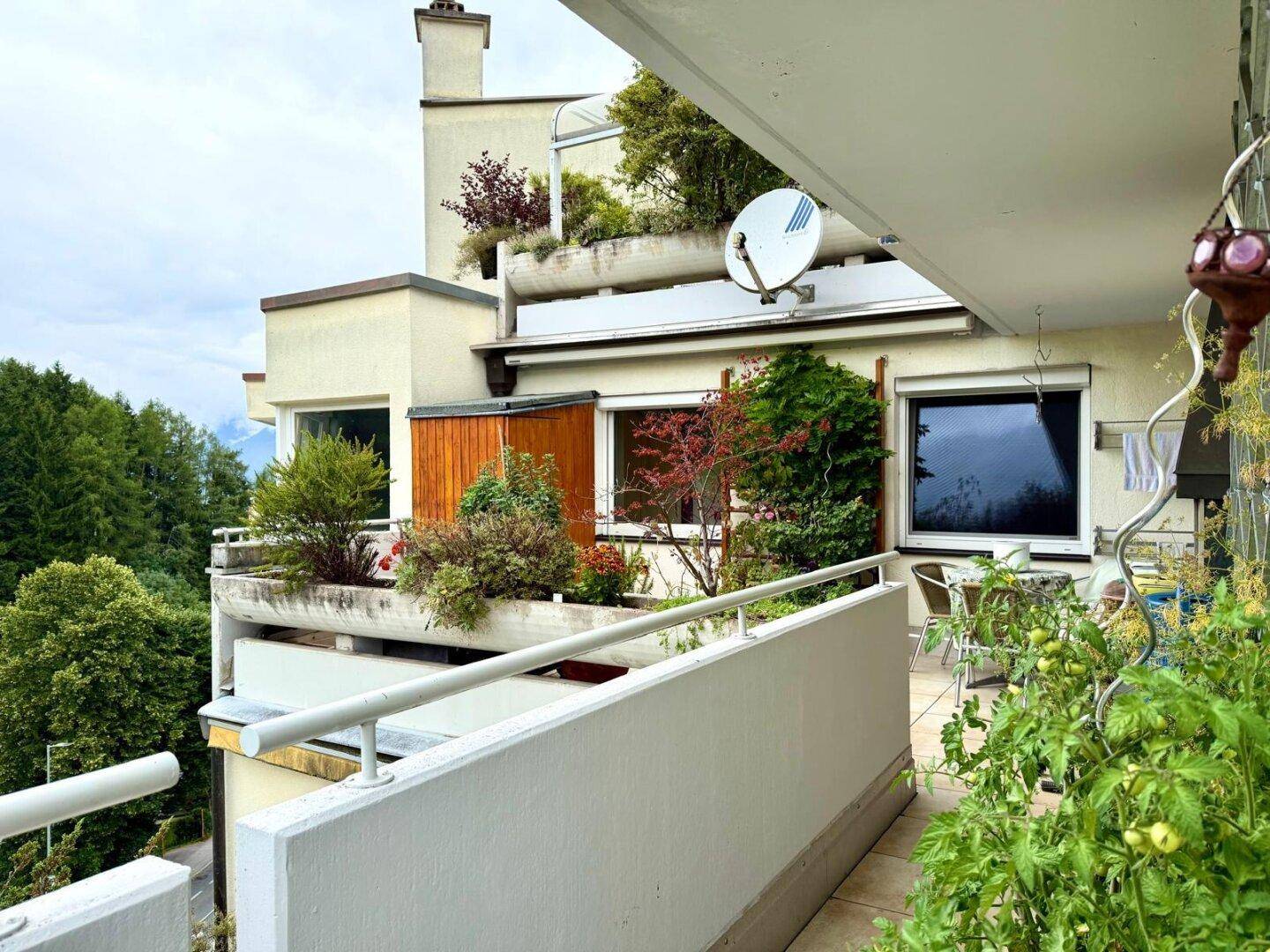 Balkon mit Blick auf die Umgebung und weitere Balkone des Gebäudes.