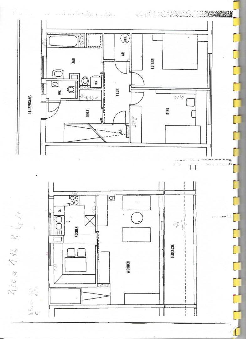 Detaillierter Grundrissplan einer Wohneinheit mit separater Küche, Wohnbereich, Terrasse und zwei Schlafzimmern im Obergeschoss.