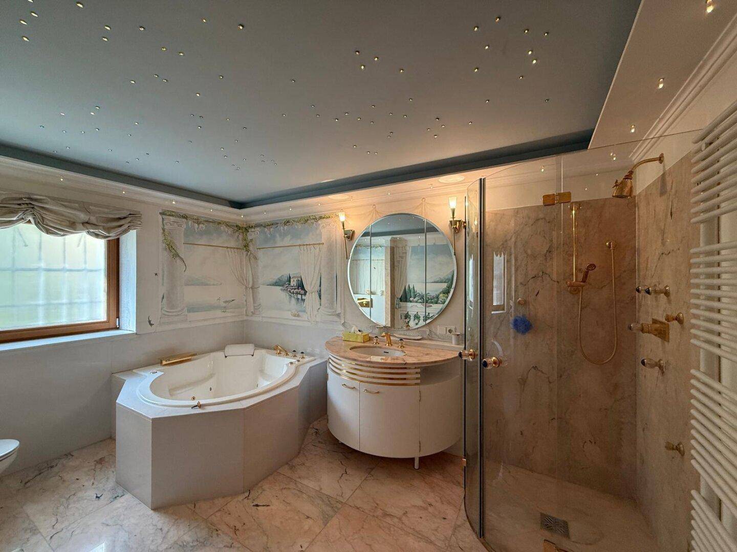 Luxuriöses Badezimmer mit Whirlpool, separater Dusche und Marmoroberflächen.