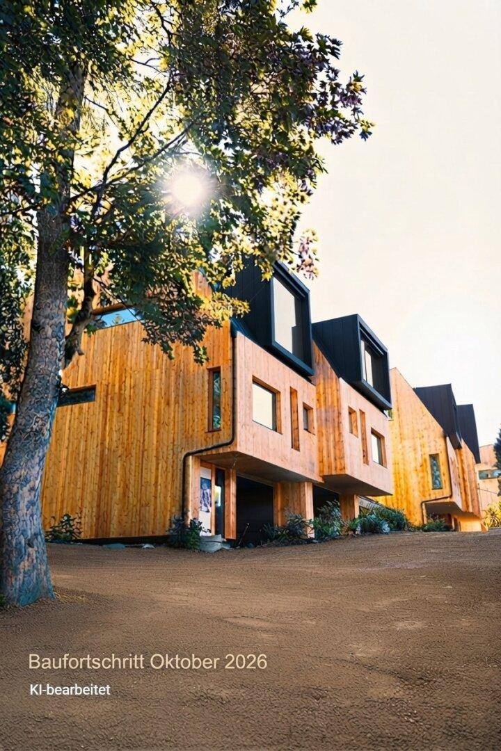 Moderne Reihenhäuser mit Holzfassade und großen Fenstern, umgeben von Natur und Bäumen.