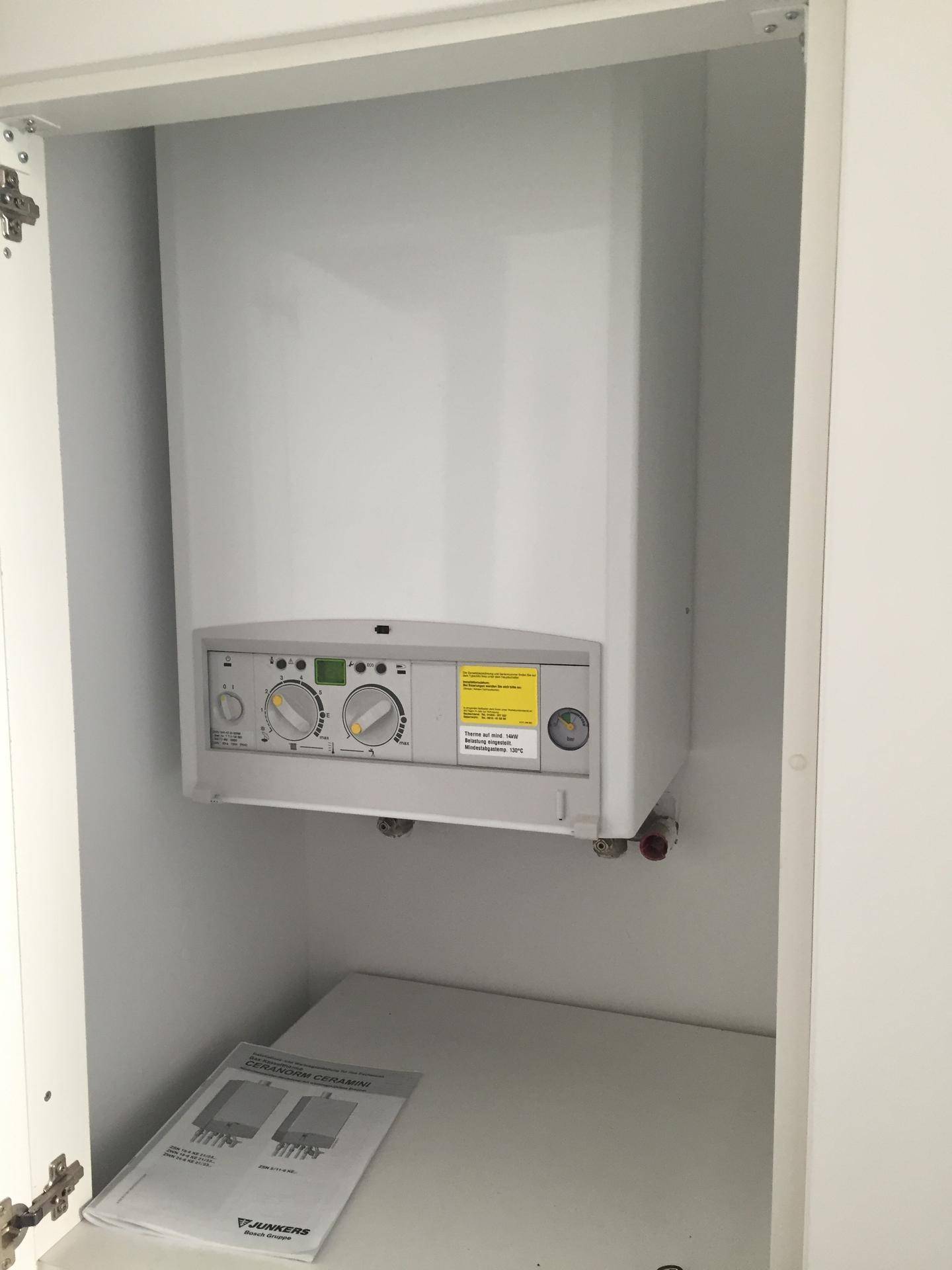 Gastherme in einem Schrank, zuständig für die Warmwasserversorgung und Heizung der Wohnung.