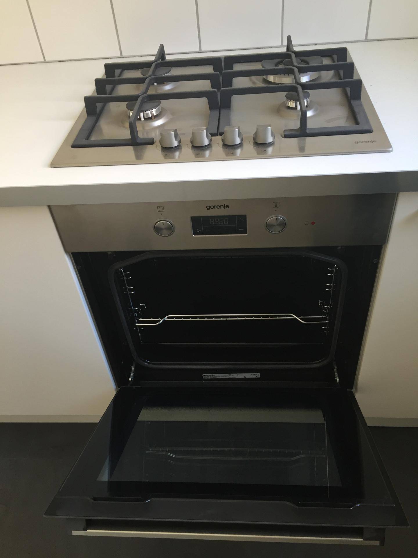 Detailansicht des Gasherds und Backofens in der Küche, bereit zum Kochen und Backen.