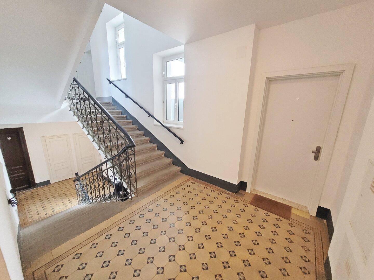 Stiegenhaus mit Lift