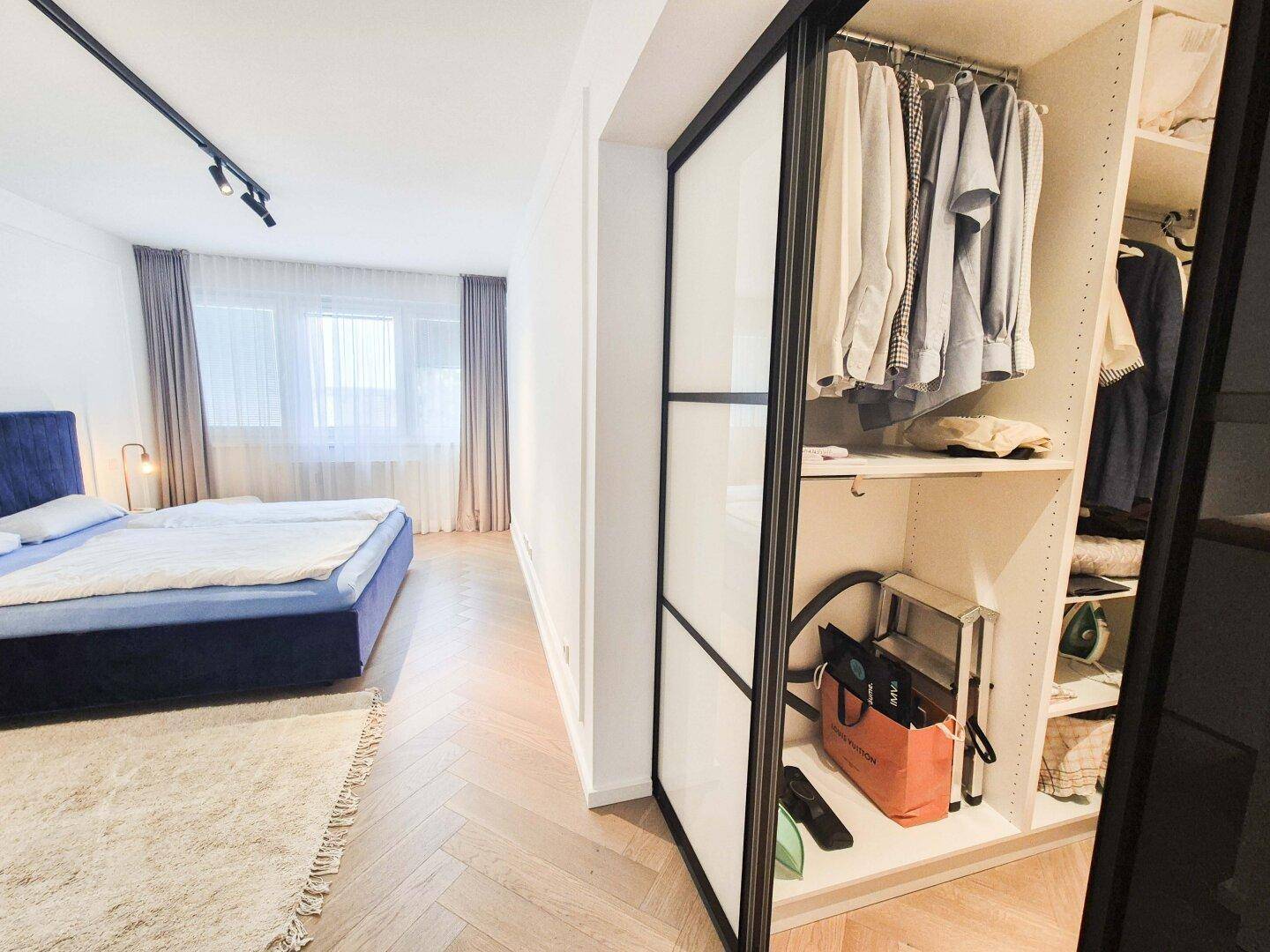 Schlafzimmer mit begehbarem Kleiderschrank
