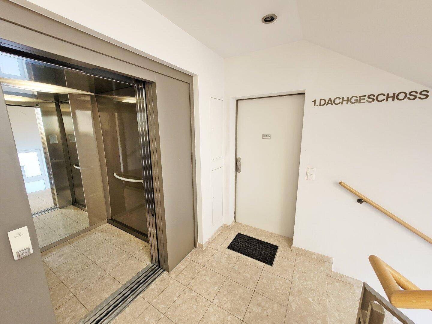 Stiegenhaus mit Lift