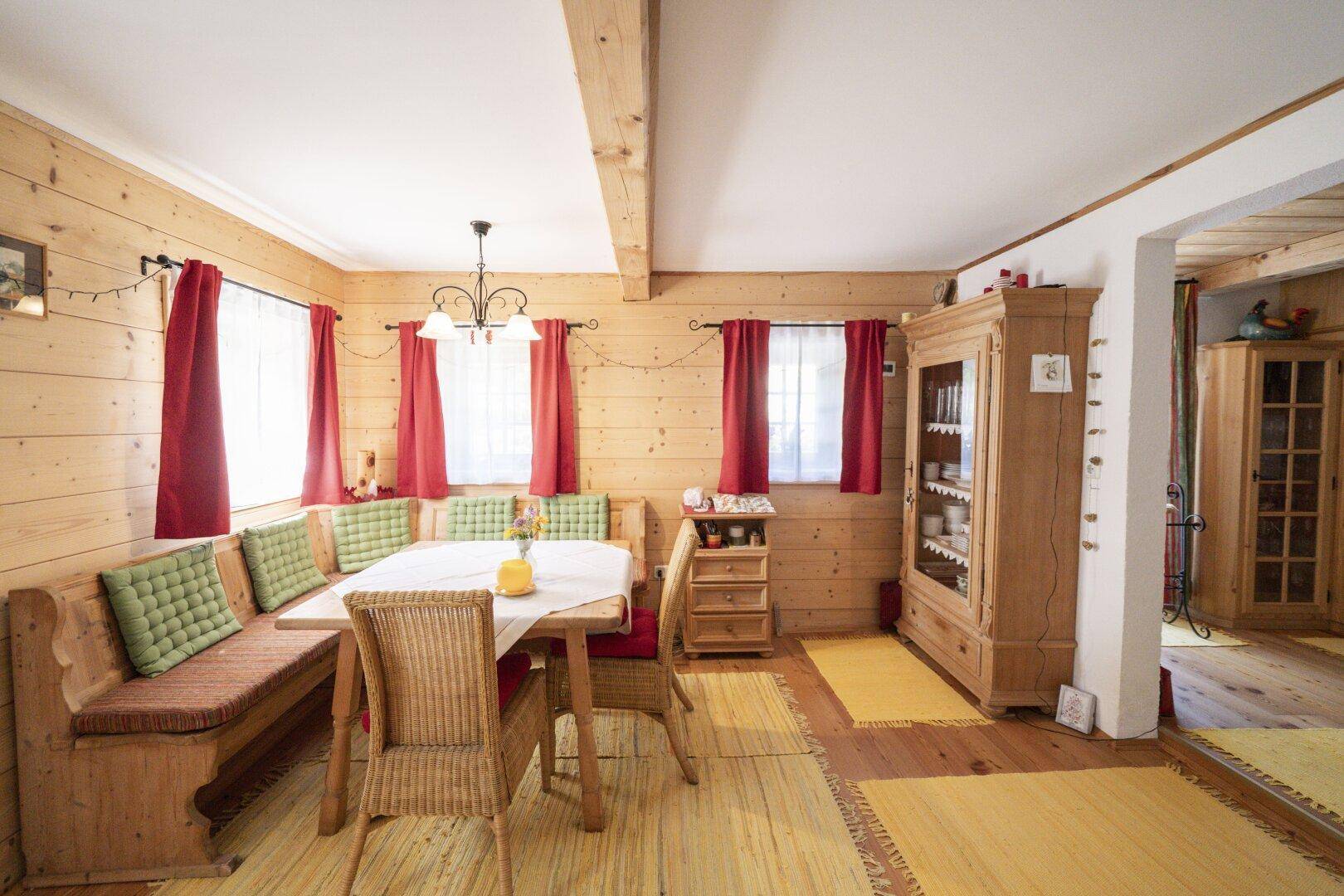 Rustikaler Essbereich mit Holztäfelung, Eckbank und traditionellen Holzmöbeln.