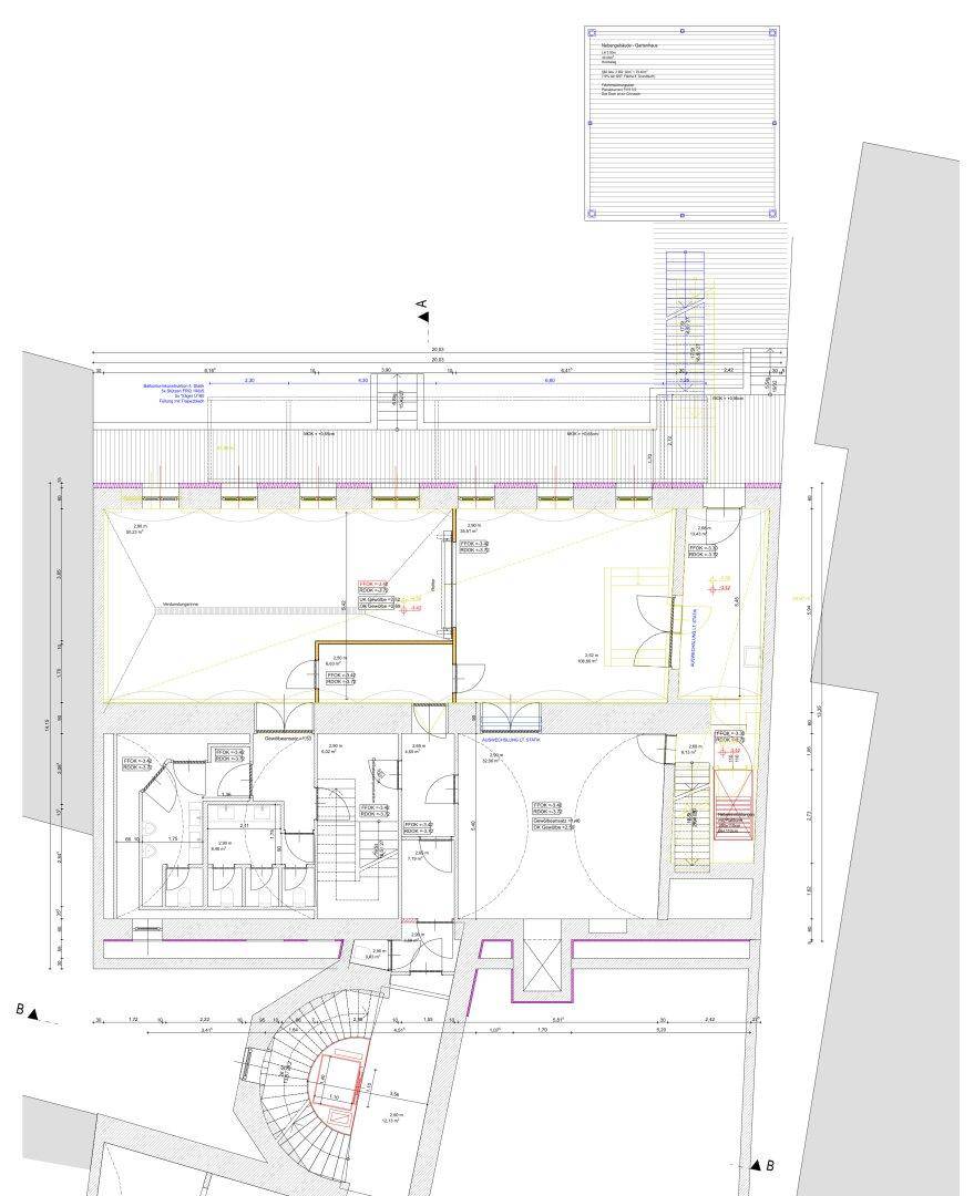 Detaillierter Grundriss mit verschiedenen Räumen und Treppenhäusern, inklusive Maßen.