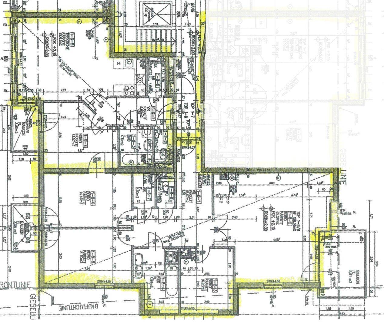 Detaillierter Grundriss mit hervorgehobenen Bereichen, der die Raumaufteilung und Balkone zeigt.