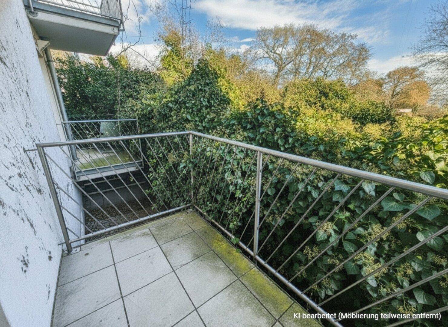 Balkon mit Fliesenboden und dichtem Grünblick, der Privatsphäre und Ruhe bietet.