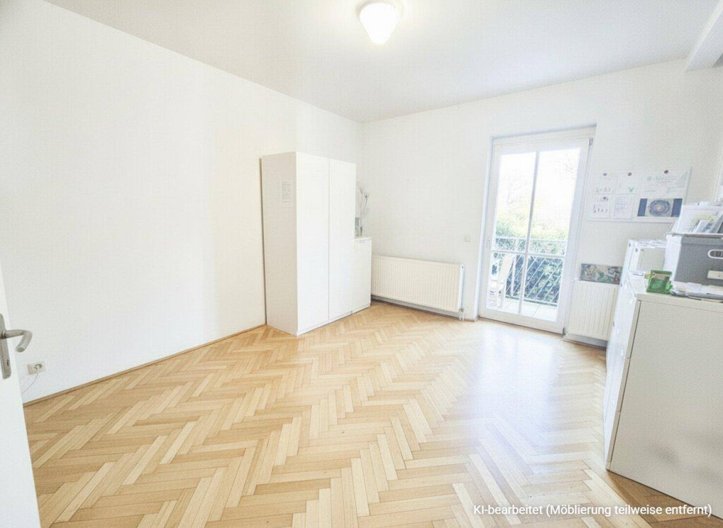 Helles Schlafzimmer mit Fischgrätparkett, weißem Kleiderschrank und Zugang zu einem kleinen Balkon.