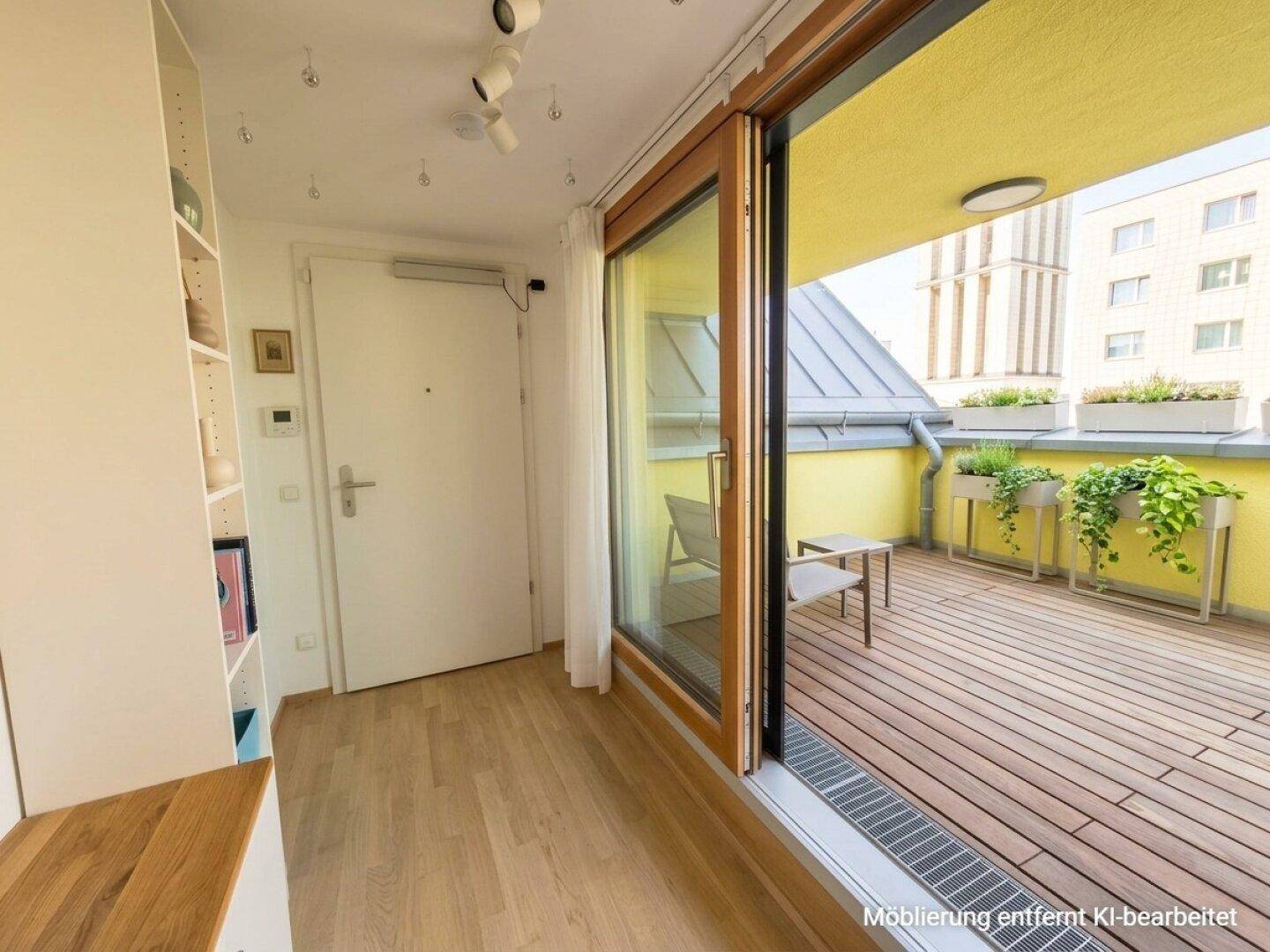 Heller Eingangsbereich mit Holzboden und direktem Zugang zu einem kleinen Balkon.