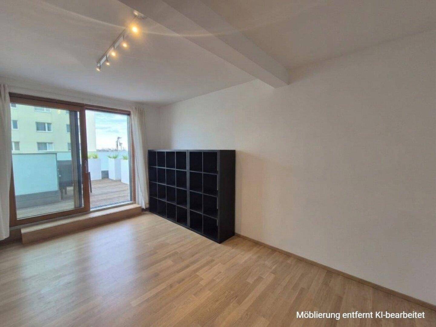Geräumiger Raum mit Parkettboden, großem Regal und Zugang zu einem Außenbereich.