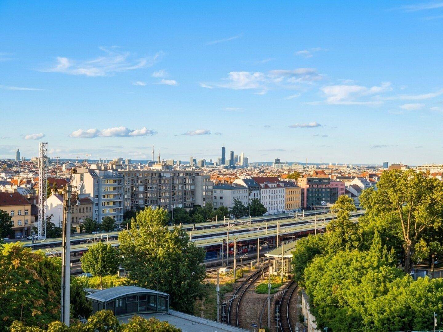 Panoramablick über die Stadt Wien mit zahlreichen Gebäuden und Grünflächen.