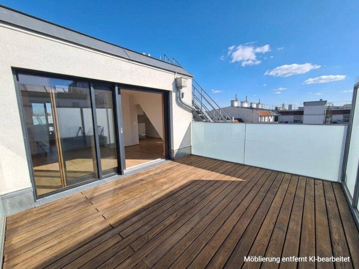 Geräumige Dachterrasse mit Holzboden und Außentreppe, die zu einer weiteren Ebene führt.