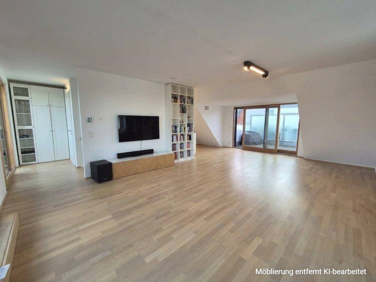 Großzügiges Wohnzimmer mit Parkettboden, TV-Bereich und integrierten Bücherregalen.