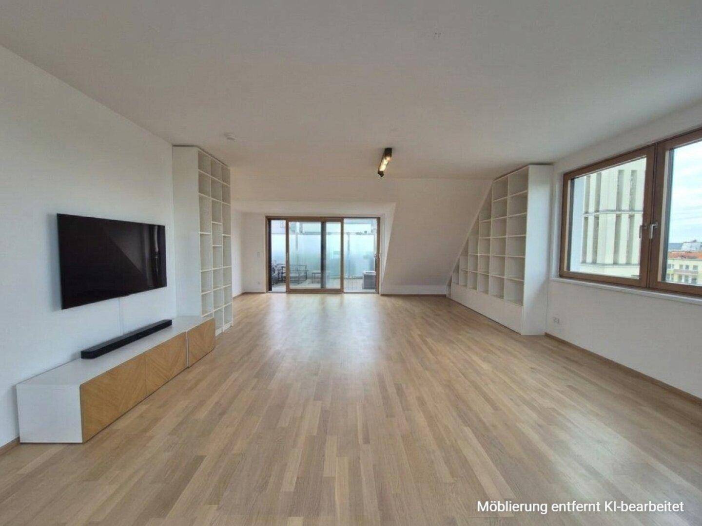 Geräumiges Wohnzimmer mit hellem Parkettboden, Einbauregalen und Zugang zur Terrasse.