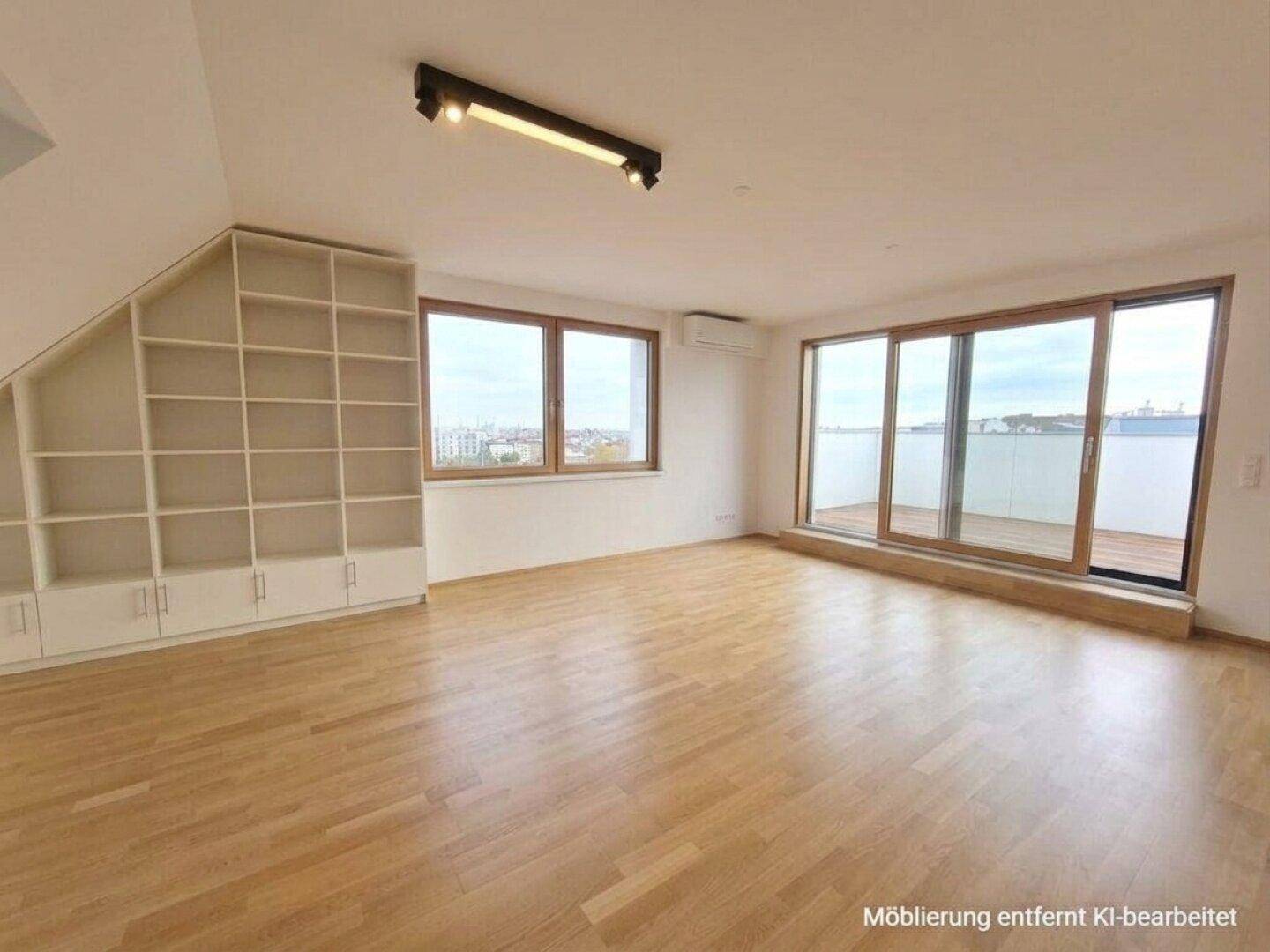 Helles Wohnzimmer mit Parkettboden, Einbauregalen und Zugang zu einer Terrasse.