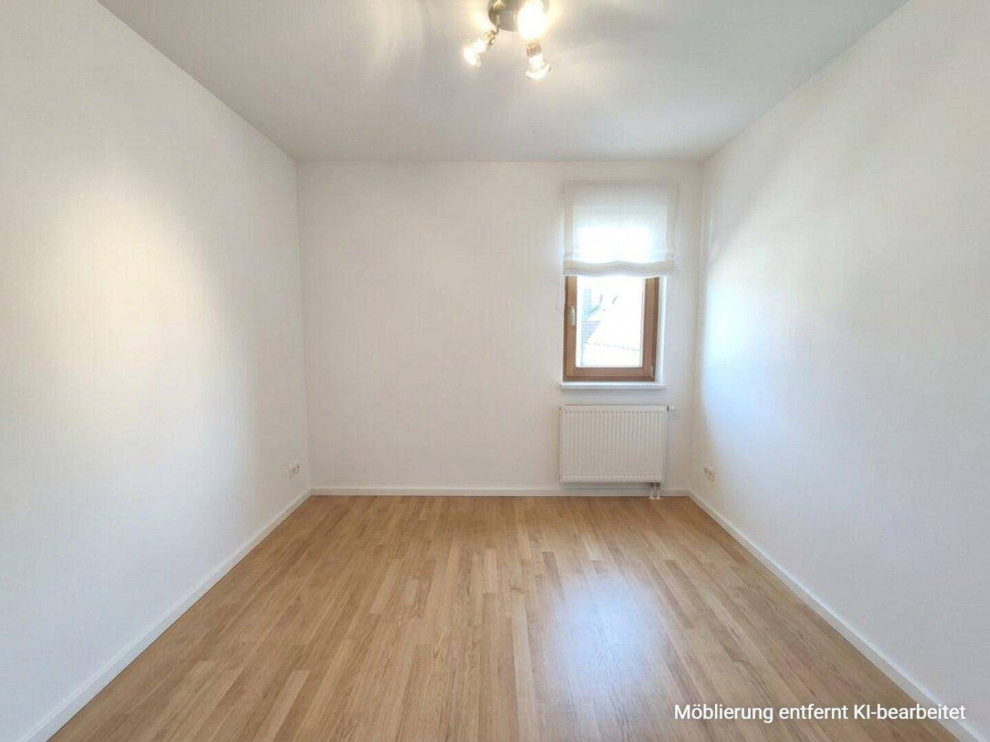 Kleines, helles Zimmer mit Laminatboden und Fenster, vielseitig nutzbar.