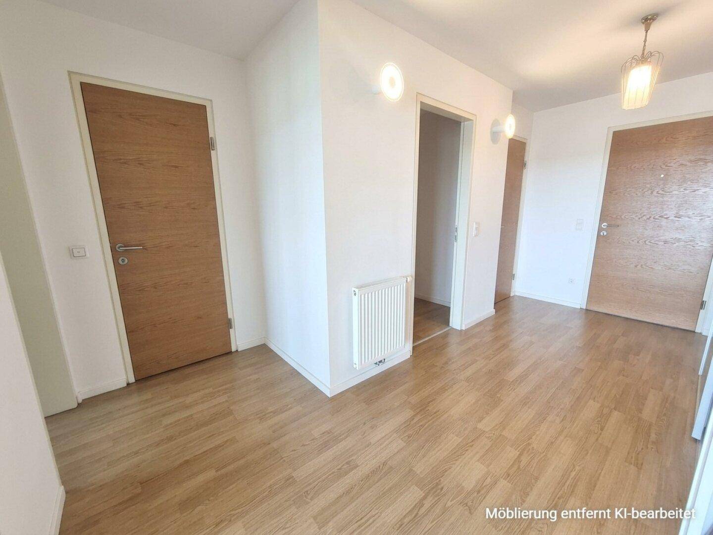 Heller Flur mit Laminatboden und Holztüren, der verschiedene Räume miteinander verbindet.