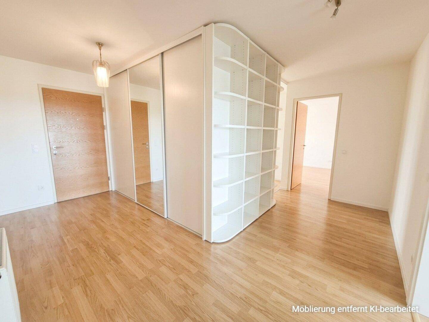 Heller Raum mit Laminatboden und einem großen Spiegelschrank, bietet viel Stauraum.