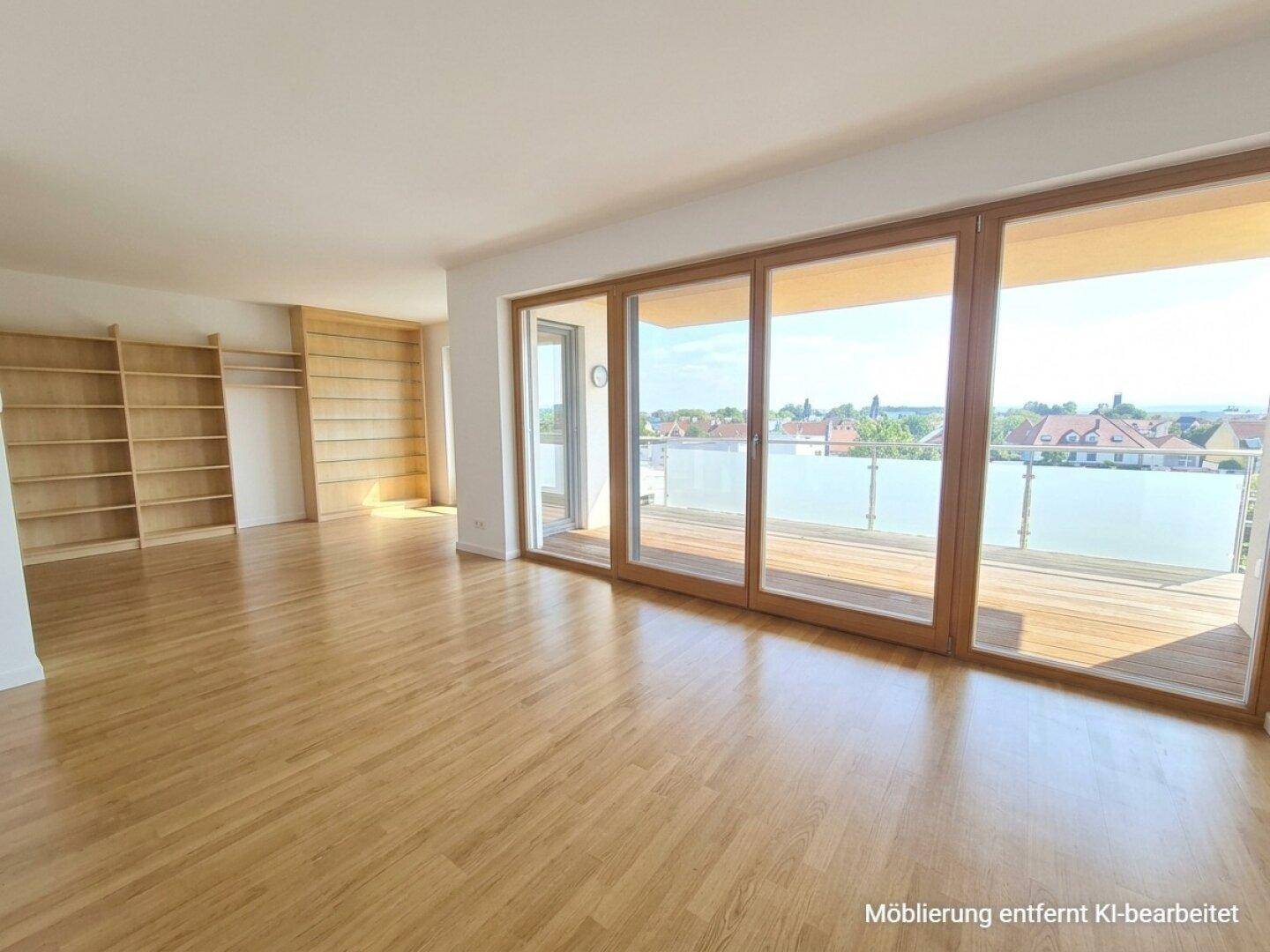 Großzügiges Wohnzimmer mit Holzboden, Einbauregalen und Zugang zu einem sonnigen Balkon.