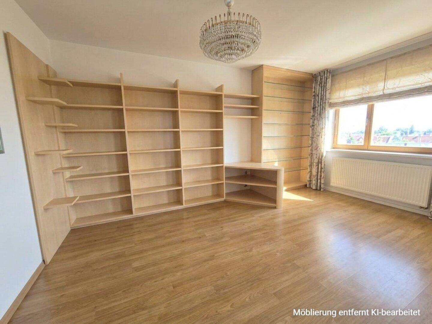 Geräumiges Zimmer mit Einbauregalen und hellem Laminatboden, bereit für individuelle Gestaltung.
