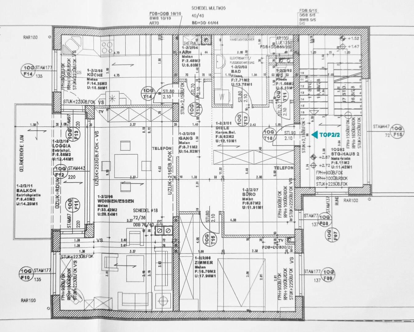 Detaillierter Grundriss einer Wohnung mit mehreren Zimmern, Balkon und Loggia.