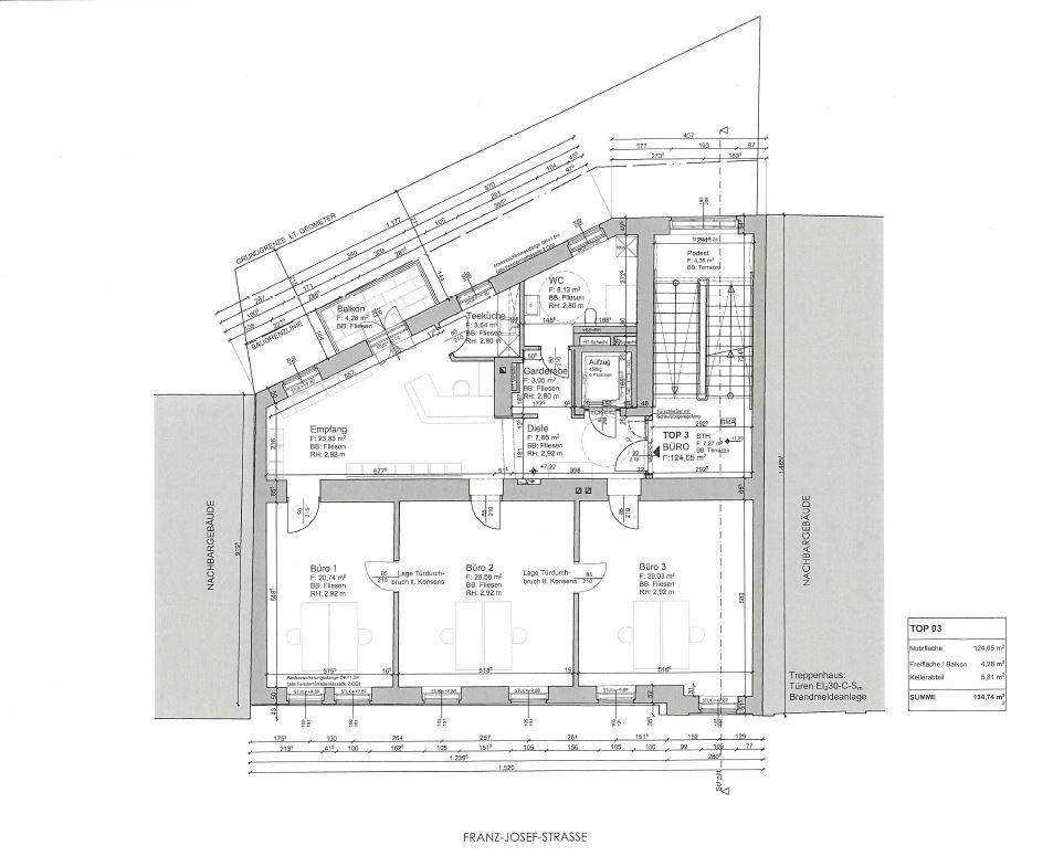 Detaillierter Grundriss eines Stockwerks mit Büroräumen, Balkon und Treppenhaus.