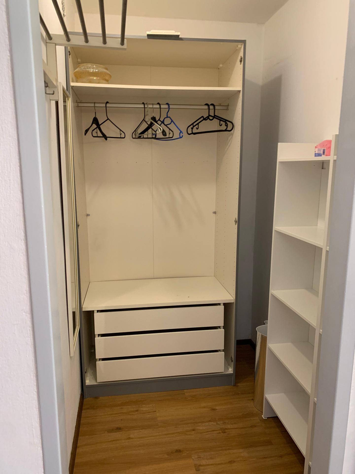 Flur mit praktischem Einbauschrank und zusätzlichem Regal für Stauraum.