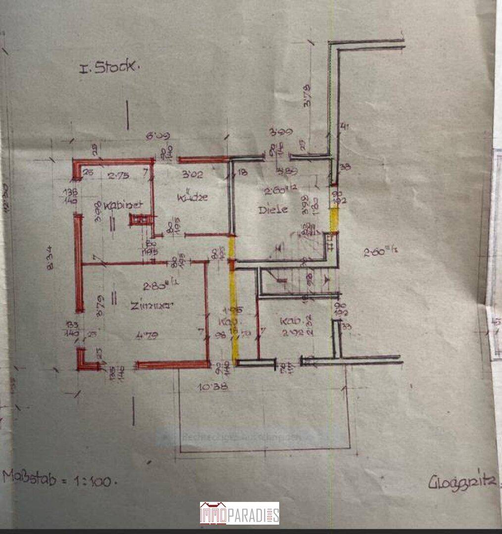Handgezeichneter Grundriss des ersten Stocks mit Zimmern und Küche.