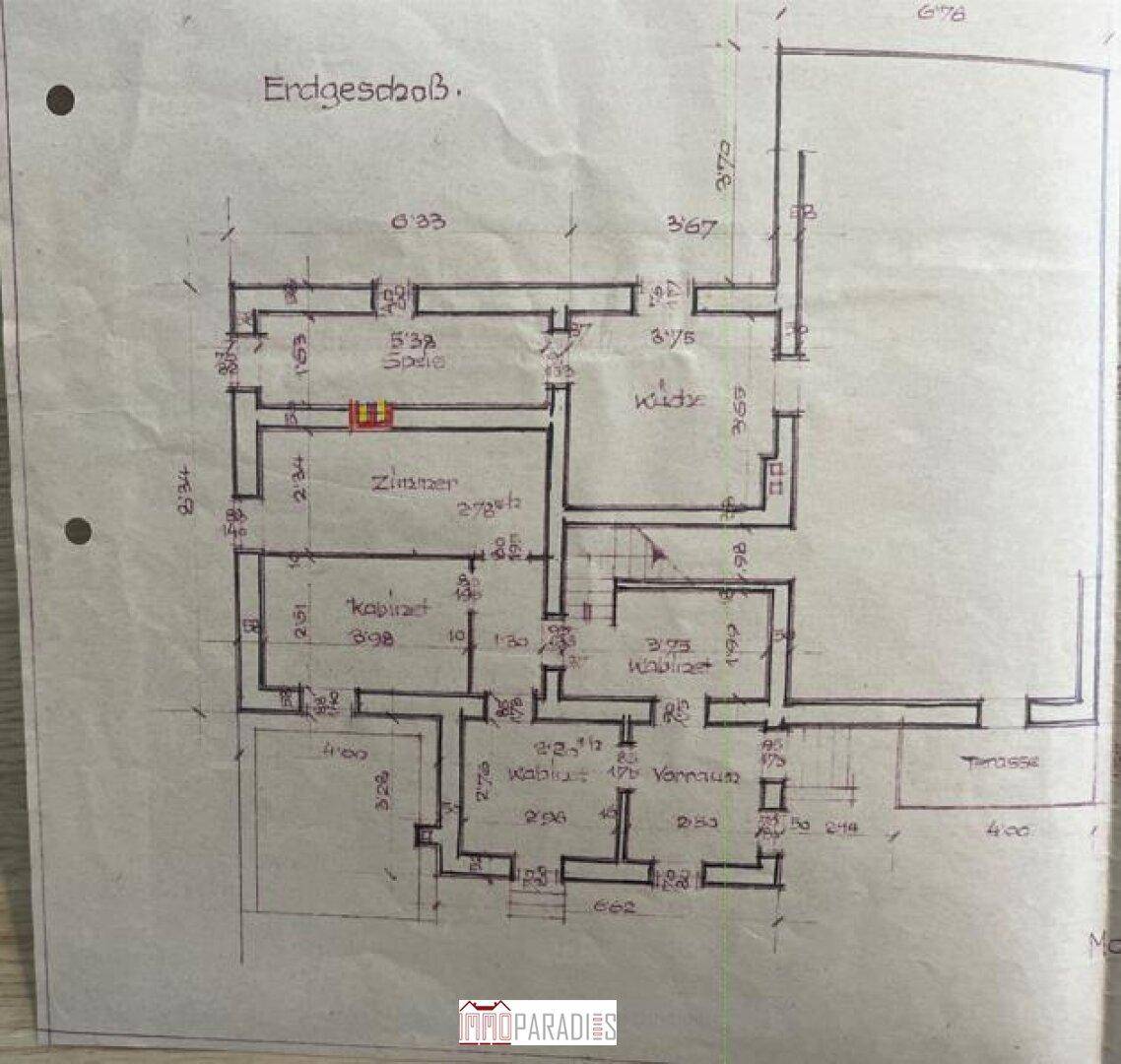 Handgezeichneter Grundriss des Erdgeschosses mit Zimmern und Terrasse.