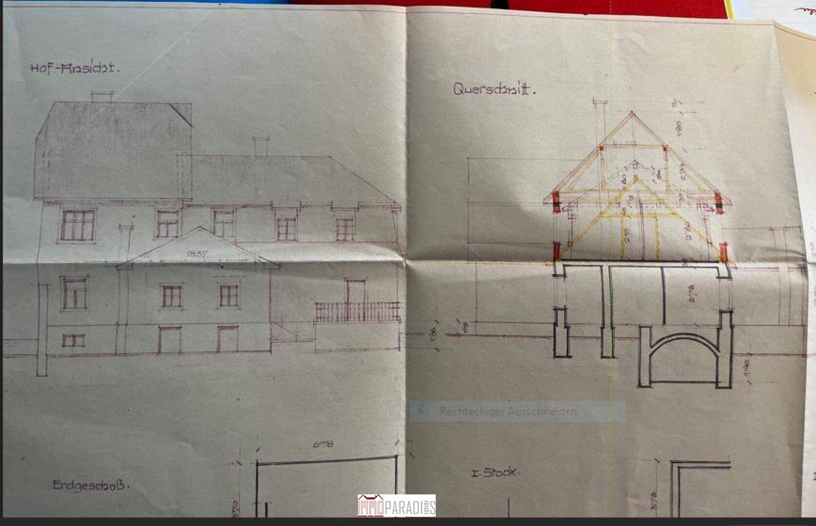 Architektonische Zeichnung mit Hofansicht und Querschnitt des Gebäudes.