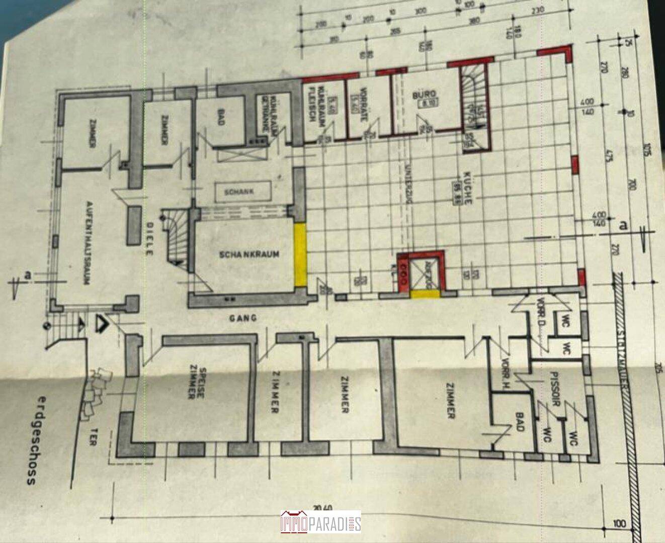 Detaillierter Grundriss des Erdgeschosses mit verschiedenen Räumen und Sanitärbereichen.