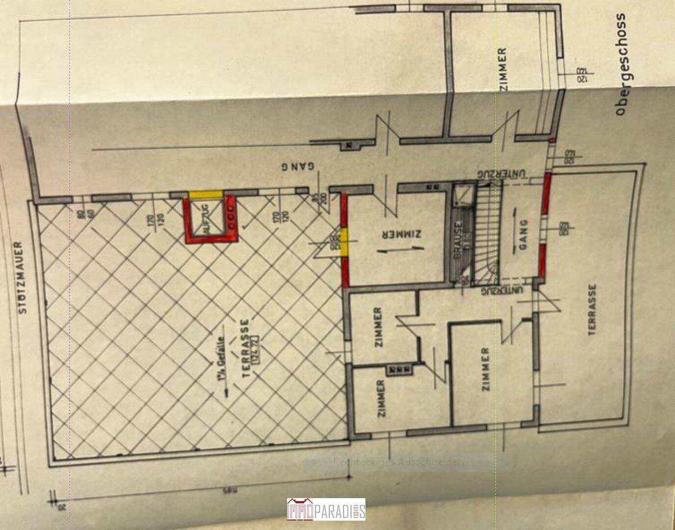 Grundriss des Obergeschosses mit mehreren Zimmern und einer großen Terrasse.