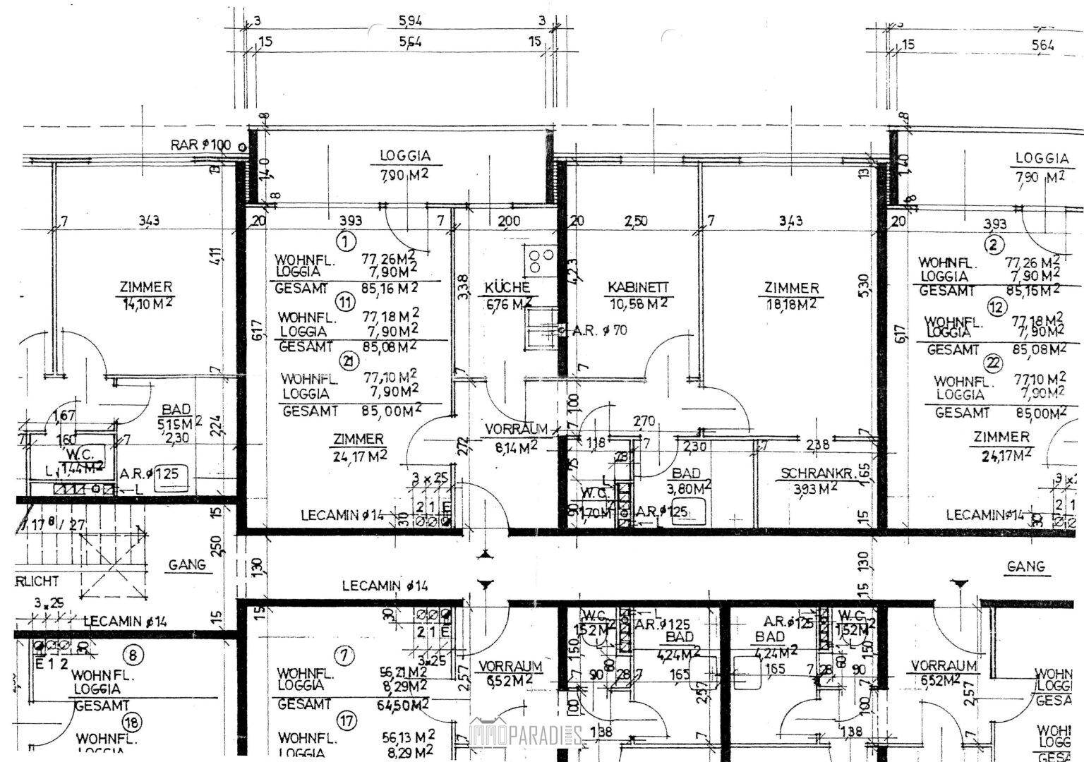 Detaillierter Grundrissplan mit mehreren Wohneinheiten, Loggien und Zimmeraufteilung.