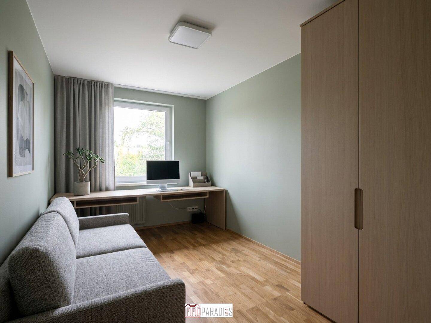 Ruhiges Arbeitszimmer mit Schreibtisch am Fenster, Sofa und hellem Holzboden.
