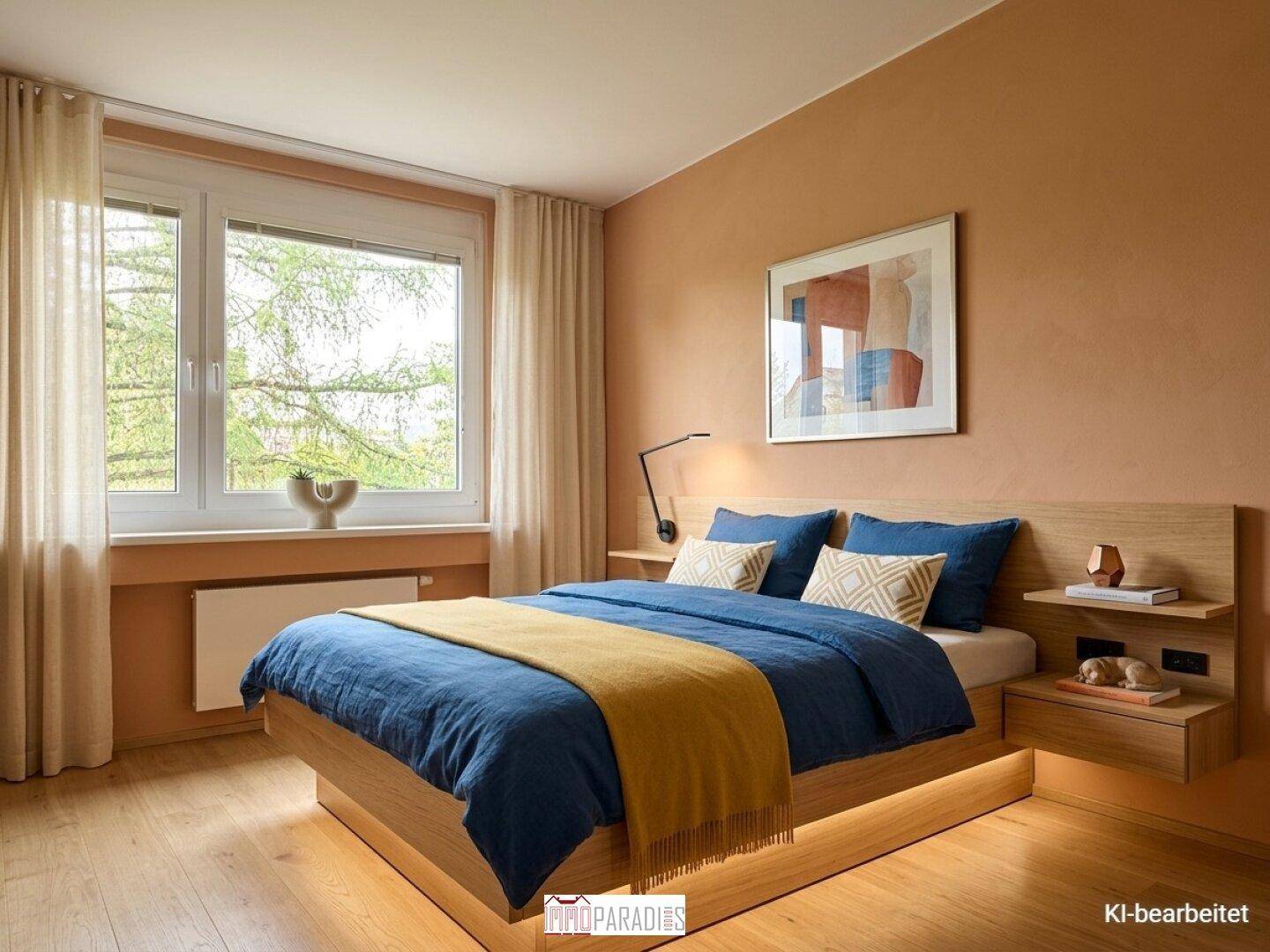 Modernes Schlafzimmer mit Holzbett, indirekter Beleuchtung und großem Fenster.