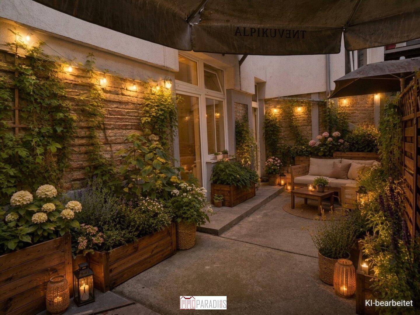 Gemütliche Terrasse mit Lichterketten, vielen Pflanzen und bequemen Sitzgelegenheiten.