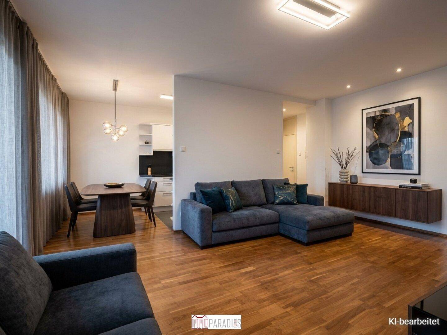 Moderner offener Wohn- und Essbereich mit Holzboden und stilvoller Einrichtung, ideal für geselliges Beisammensein.